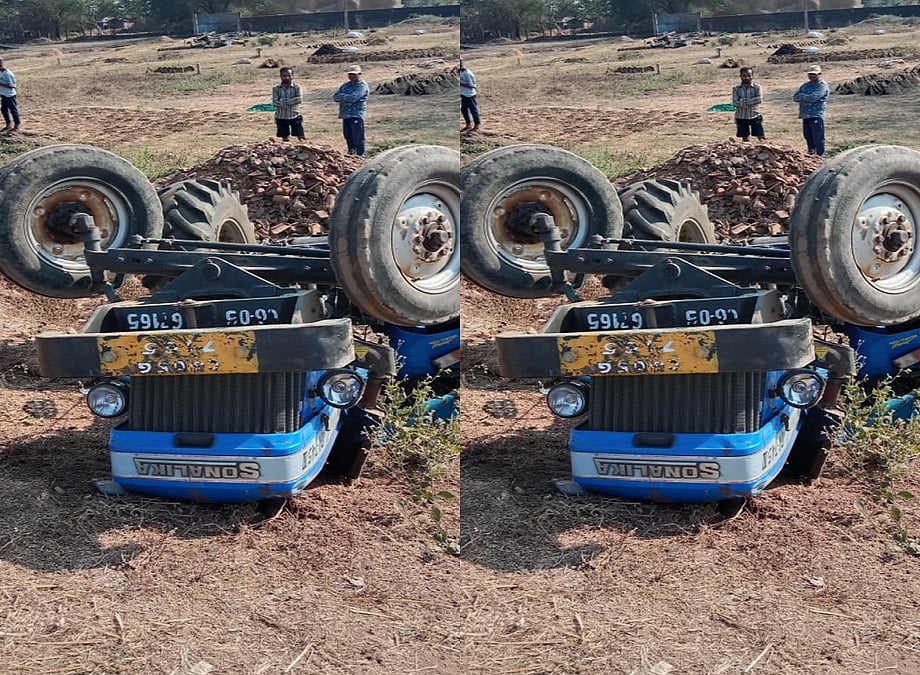छत्तीसगढ़ के धमतरी में दर्दनाक सड़क हादसा, ट्रैक्टर पलटने से 3 स्कूली छात्रों की मौत, एक घायल
