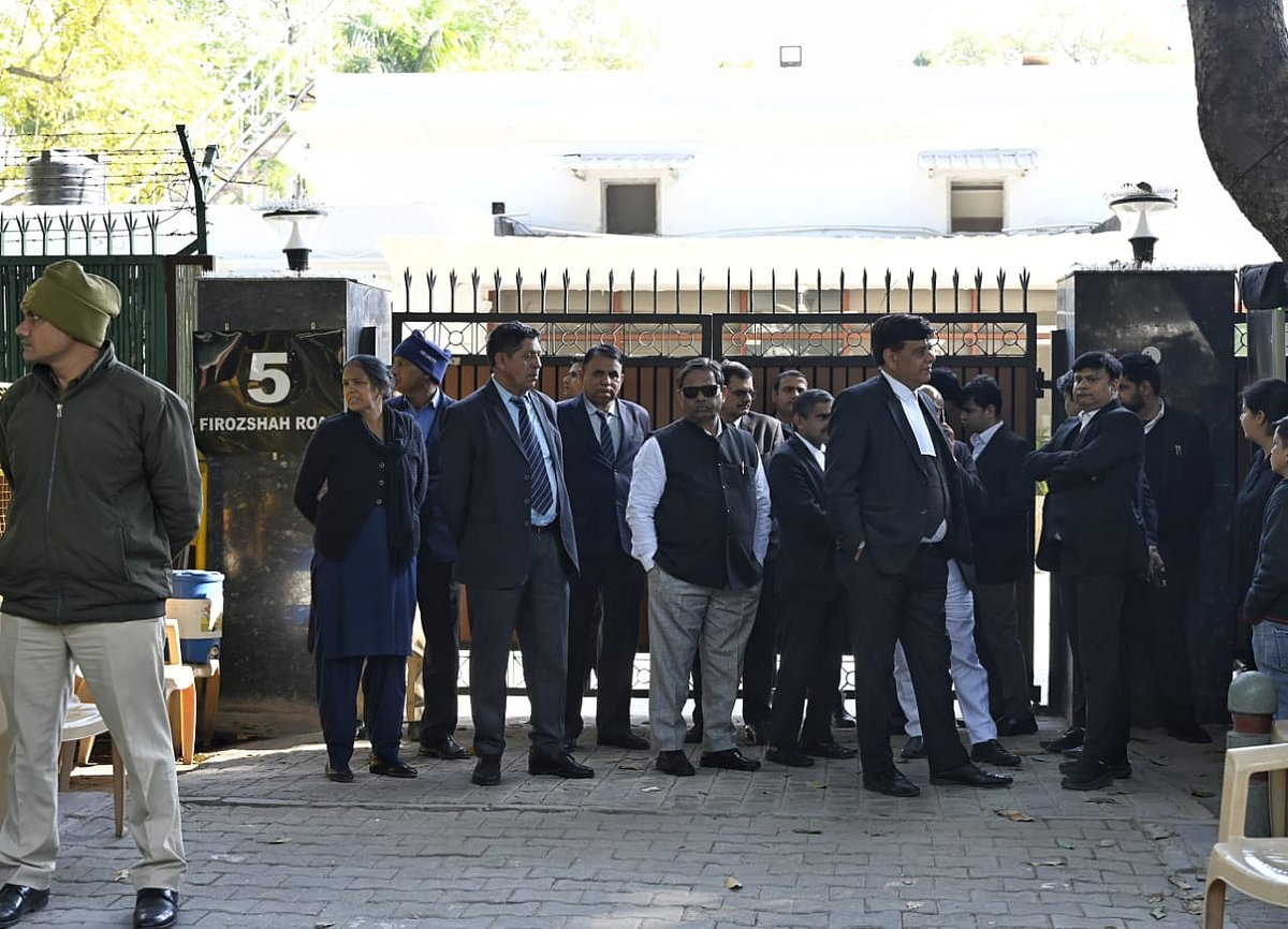 दिल्ली चुनाव: अरविंद केजरीवाल के घर पहुंची ACB, 15 करोड़ के दावे की करेगी जांच