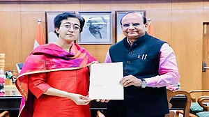 दिल्ली की CM आतिशी ने उपराज्यपाल वीके सक्सेना को सौंपा अपना इस्तीफा, विधानसभा को उपराज्यपाल ने किया भंग