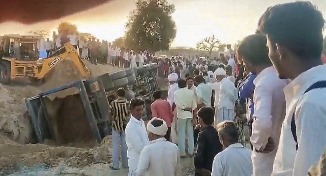 गुजरात के बनासकांठा में मजदूरों पर गिरा रेत से भरा ट्रक, एक बच्चे और तीन महिलाओं की दबकर मौत