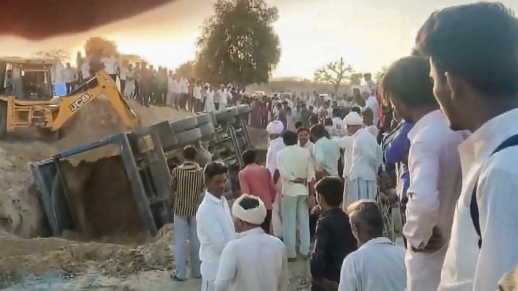गुजरात के बनासकांठा में मजदूरों पर गिरा रेत से भरा ट्रक, एक बच्चे और तीन महिलाओं की दबकर मौत