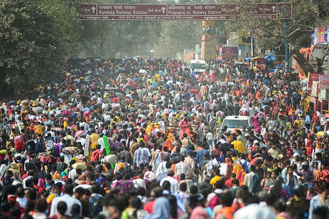 महाकुंभ नगर की ओर जाने वाली सारी सड़कें जाम, काशी और अयोध्या में भी मुश्किल हालात, श्रद्धालुओं का बुरा हाल