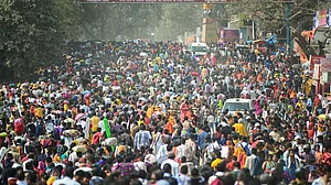 महाकुंभ नगर की ओर जाने वाली सारी सड़कें जाम, काशी और अयोध्या में भी मुश्किल हालात, श्रद्धालुओं का बुरा हाल