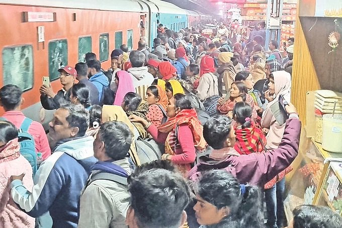 बिहार: भीड़ के कारण ट्रेन में नहीं चढ़ पाने से आक्रोशित लोगों ने ट्रेन के एसी कोच के शीशे तोड़े, जा रहे थे कुंभ
