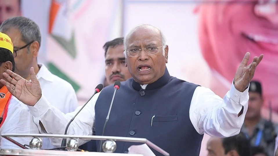 मोदी ने अडानी के लिए सीमा सुरक्षा नियमों को बदला, BJP का छद्म राष्ट्रवादी चेहरा फिर बेनकाबः खड़गे