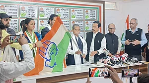 पश्चिम बंगालः टीएमसी को बड़ा झटका, पूर्व राष्ट्रपति के बेटे अभिजीत मुखर्जी ने कांग्रेस में की वापसी