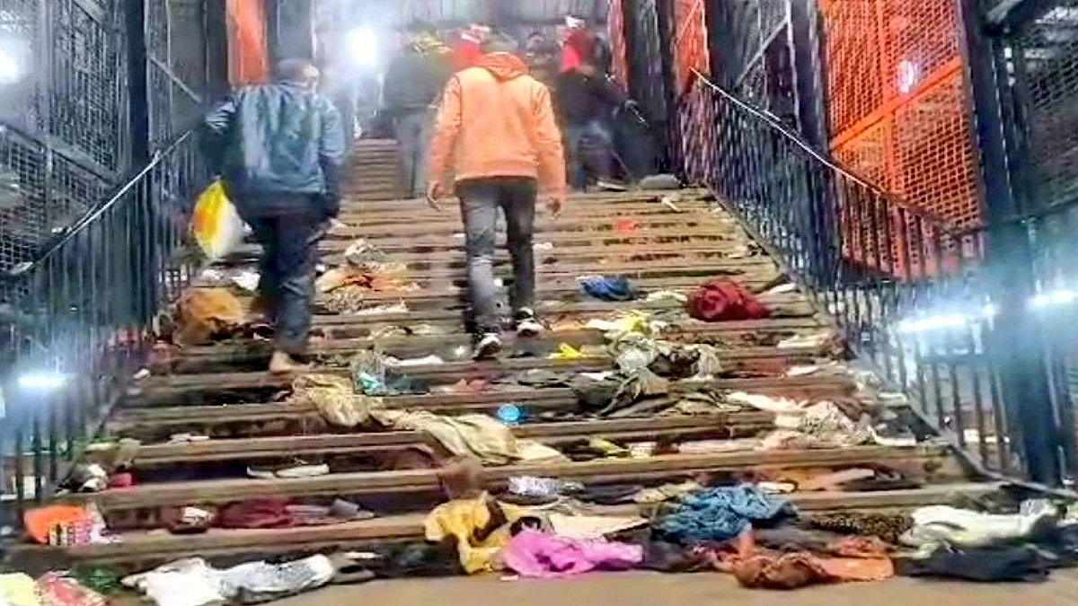 नई दिल्ली रेलवे स्टेशन पर भगदड़ के बाद की तस्वीर।
