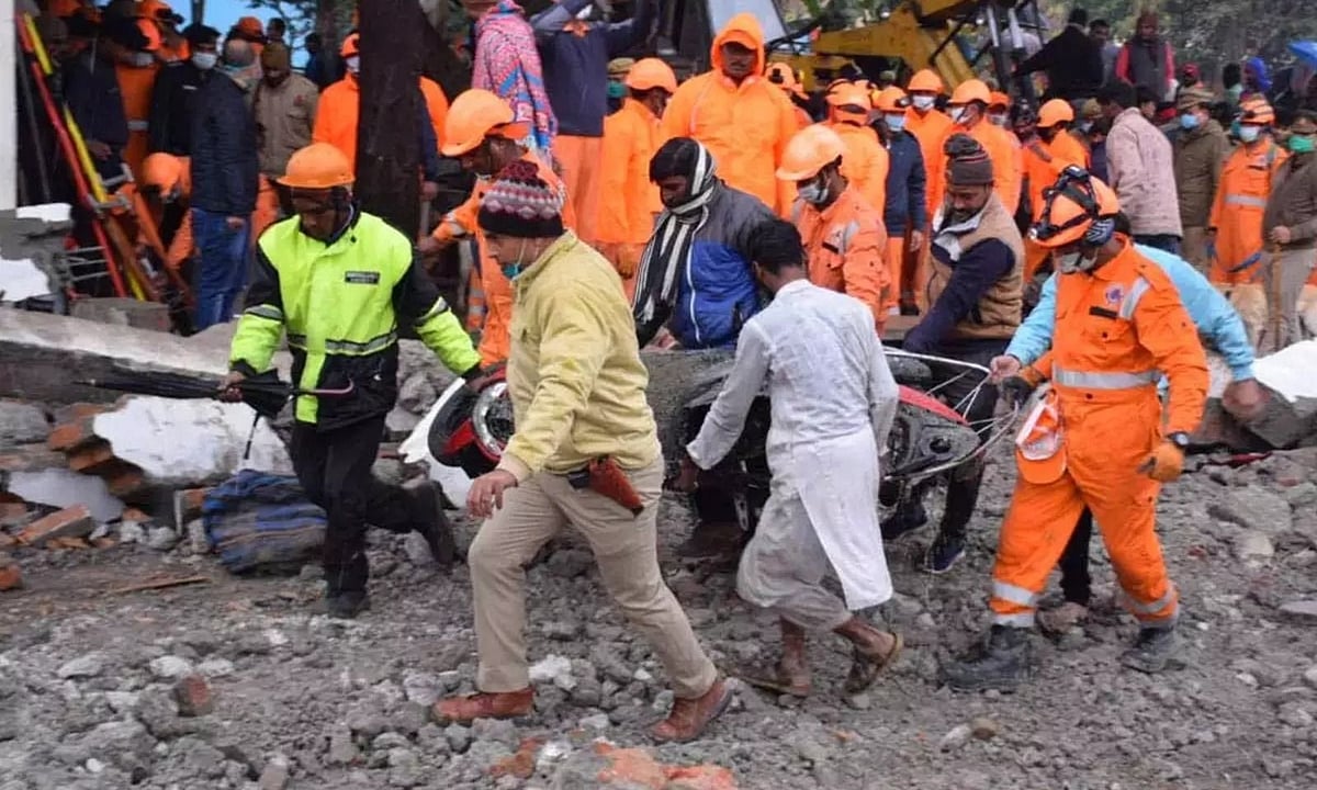 यूपी के गाजियाबाद के मुरादनगर श्मशान घाट में फिर हादसा, निर्माणाधीन टंकी पर लगी शटरिंग गिरी, कई मजदूर दबे