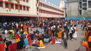 वाराणसी रेलवे स्टेशन पर यात्री ट्रेन में चढ़ने के लिए कर रहे जद्दोजहद, लोगों ने सरकार से की ट्रेनों की संख्या बढ़ाने की मांग
