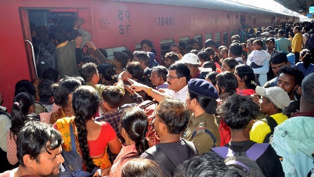 नई दिल्ली रेलवे स्टेशन पर प्लेटफॉर्म टिकट की बिक्री बंद, भगदड़ में कई लोगों की मौत के बाद फैसला