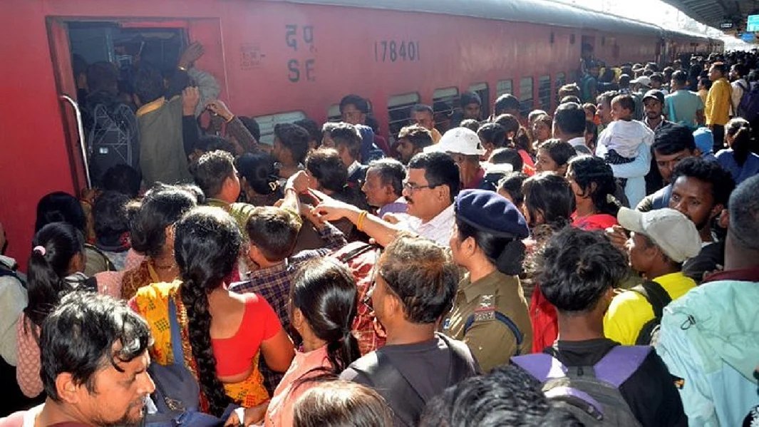 नई दिल्ली रेलवे स्टेशन पर प्लेटफॉर्म टिकट की बिक्री बंद, भगदड़ में कई लोगों की मौत के बाद फैसला