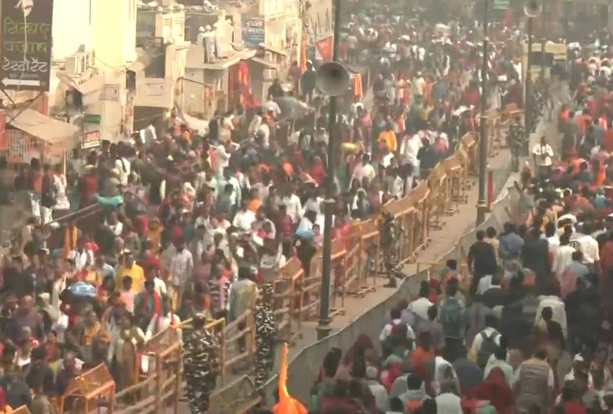 अयोध्या: राम मंदिर में उमड़ी भक्तों की भारी भीड़, ट्रैफिक अव्यवस्था बढ़ी, गुस्साए श्रद्धालुओं ने तोड़े बैरिकेड्स 