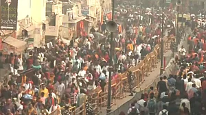 अयोध्या: राम मंदिर में उमड़ी भक्तों की भारी भीड़, ट्रैफिक अव्यवस्था बढ़ी, गुस्साए श्रद्धालुओं ने तोड़े बैरिकेड्स