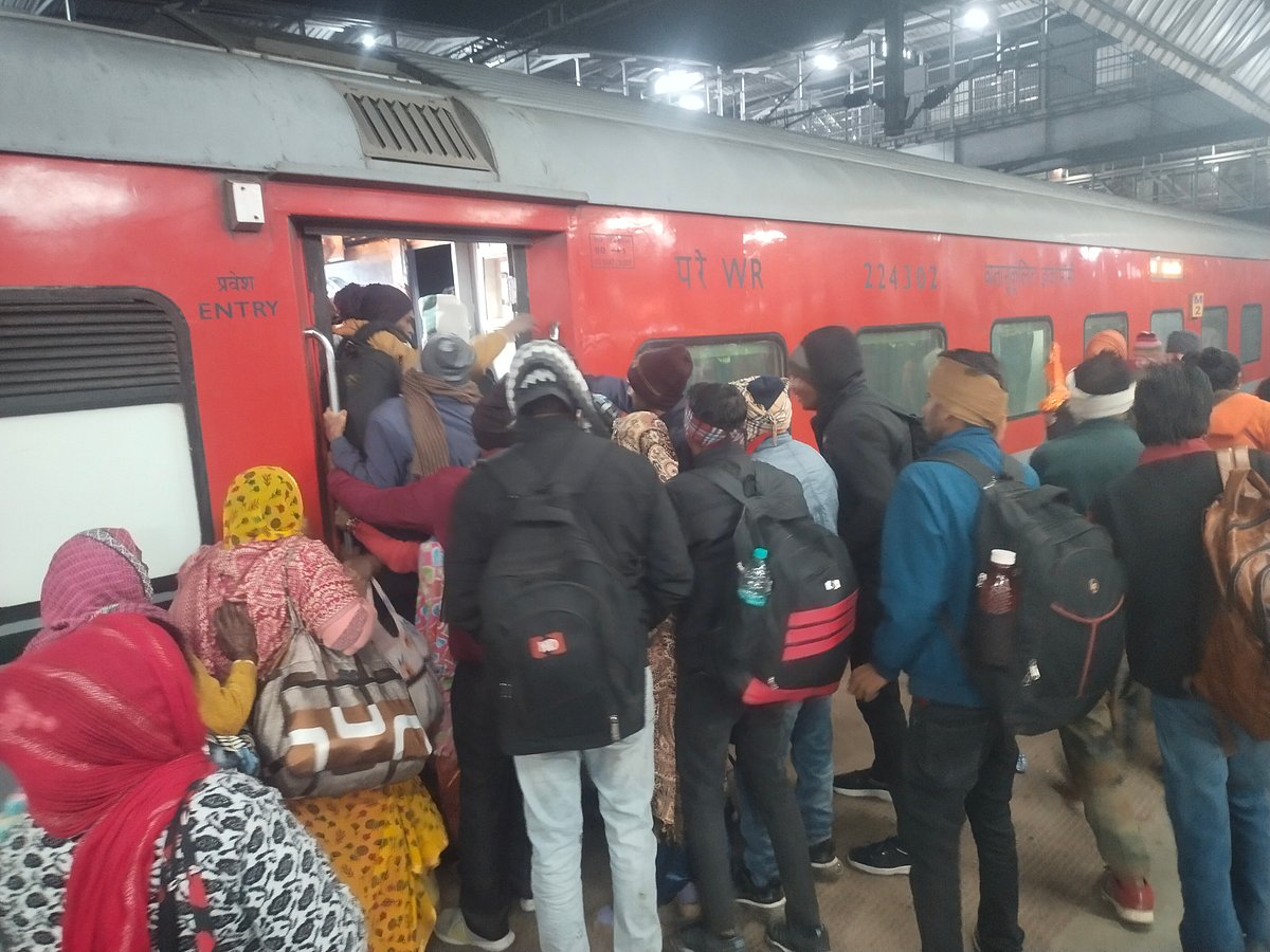 यूपी: कुंभ विशेष ट्रेन में दरवाजा नहीं खुलने से हंगामा, नाराज यात्रियों ने की तोड़फोड़, खिड़कियों के शीशे तोड़े