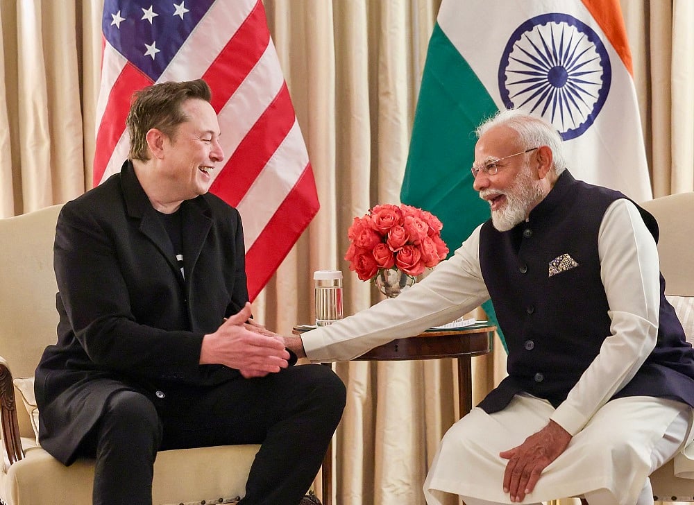 अर्थजगतः मस्क-मोदी की मुलाकात के बाद टेस्ला ने भारत में भर्ती शुरू की और शेयर बाजार फिर लाल निशान में बंद