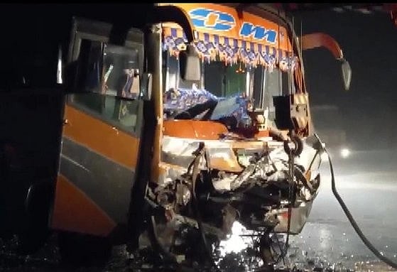 महाकुंभ जा रही बस सड़क किनारे खड़े ट्रक से टकराई, एक व्यक्ति की मौत, 18 लोग घायल