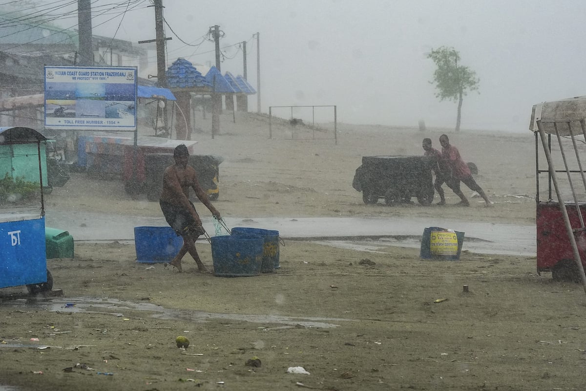 पश्चिम बंगाल: अचानक आए तूफान से ढहे कई घर, कई लोग हुए घायल, फसलों को भी भारी नुकसान