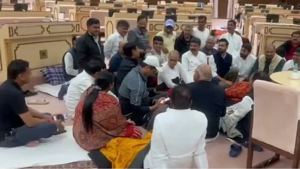 राजस्थान: कांग्रेस विधायकों का विधानसभा में धरना जारी, सदन में गुजारी रात