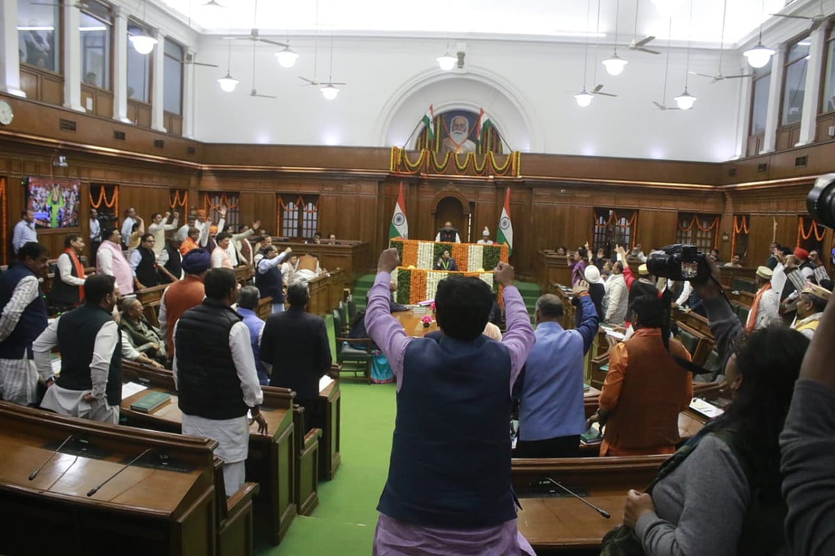 'बिना मंजूरी के लिए गए फैसले, खामियों को लेकर जिम्मेदारी तय करना जरूरी', केजरीवाल की शराब नीति पर कैग 