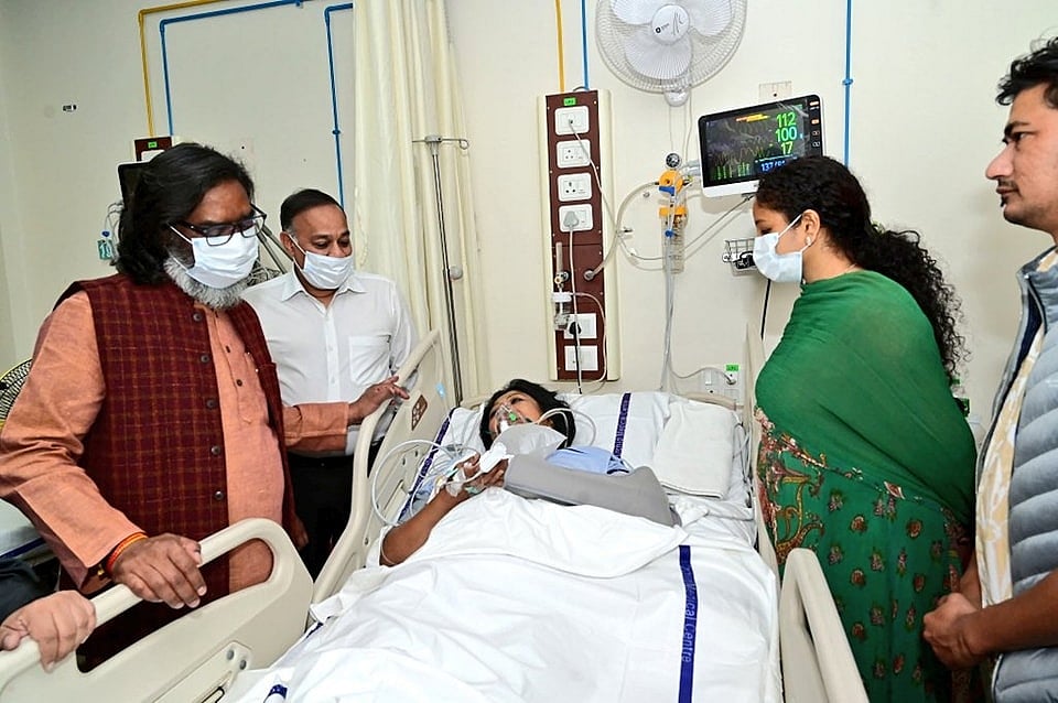 झारखंड: घायल JMM सांसद महुआ माजी से मिले CM हेमंत सोरेन, जाना हालचाल