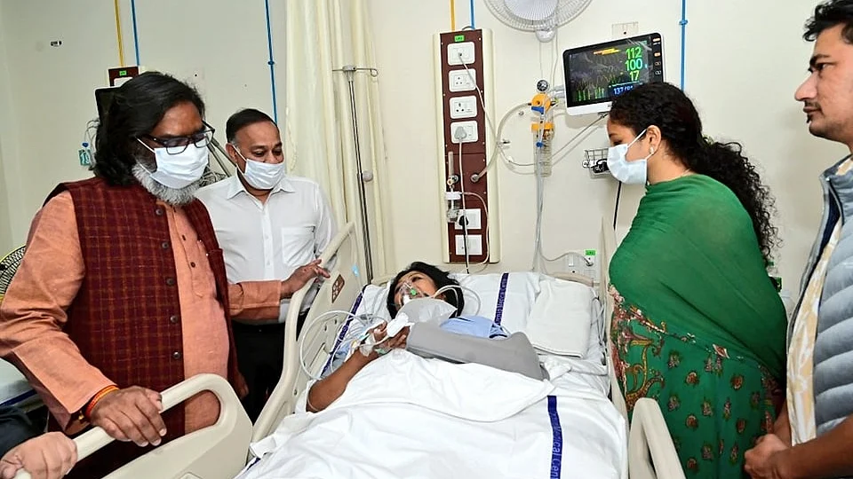सीएम हेमंत सोरेन ने घायल सांसद महुआ माजी से की मुलाकात