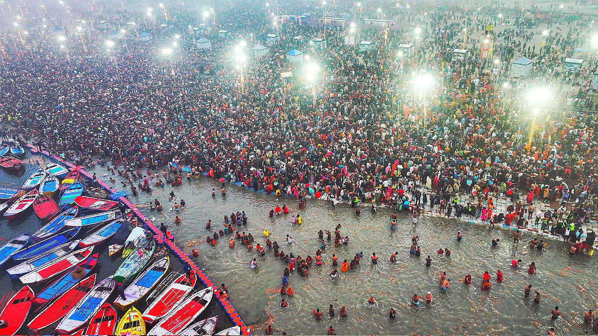 महाशिवरात्रि पर प्रयागराज महाकुंभ में स्नान जारी, संगम में डुबकी लगाने भारी संख्या में उमड़े श्रद्धालु