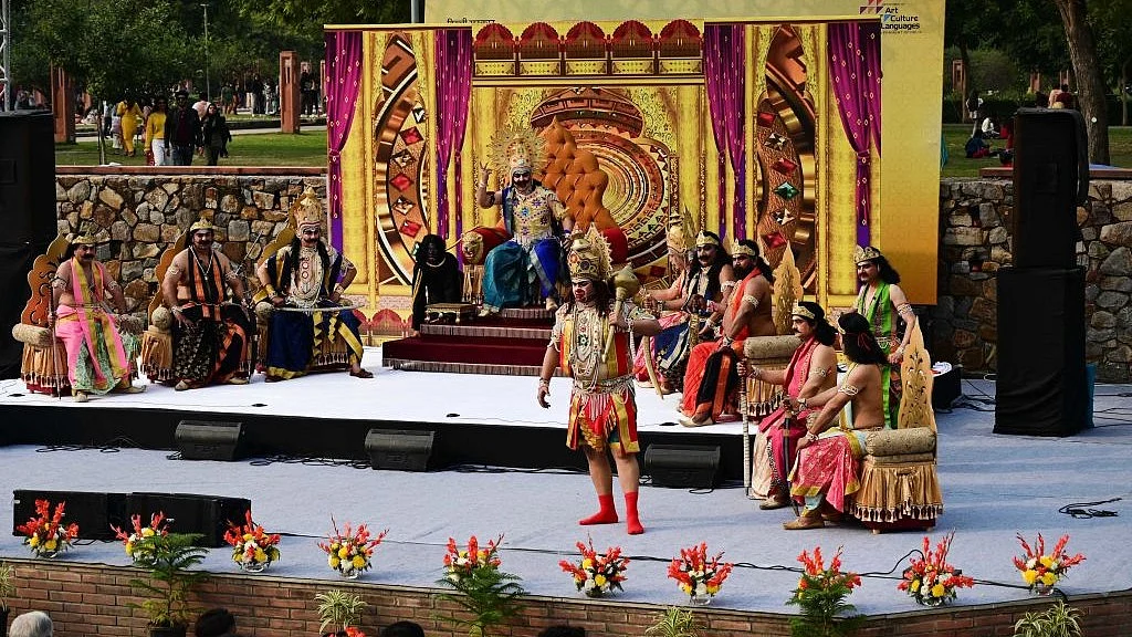 यह तस्वीर पिछले साल फरवरी माह में दिल्ली में हुई उर्दू रामायण के मंचन का है। इस मंचन में सभी संवाद उर्दू में थे। (फोटो : Getty Images)