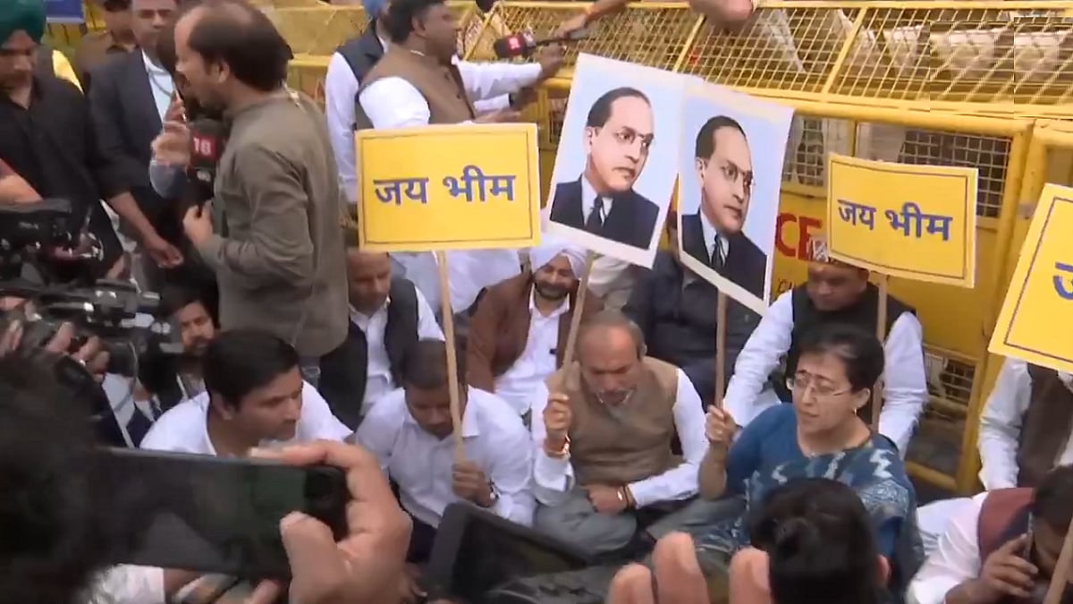 दिल्ली विधानसभा परिसर के बाहर आतिशी का AAP नेताओं के साथ प्रदर्शन, कहा- परिसर में नहीं जाने दे रही पुलिस