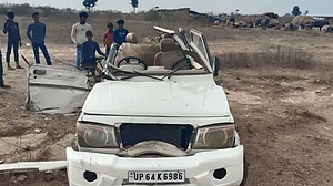 उत्तर प्रदेश के चंदौली में एसयूवी-ट्रक की भीषण टक्कर में 4 की मौत, 5 घायल