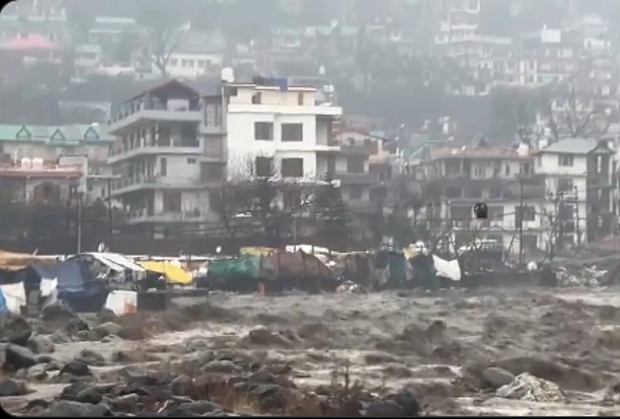 हिमाचल प्रदेश में भारी हिमपात और बारिश से भूस्खलन, कई प्रमुख सड़कें बंद, लोगों को अलर्ट जारी किया गया