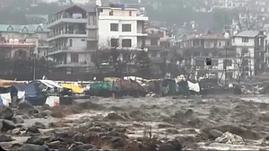 हिमाचल प्रदेश में भारी हिमपात और बारिश से भूस्खलन, कई प्रमुख सड़कें बंद, लोगों को अलर्ट जारी किया गया