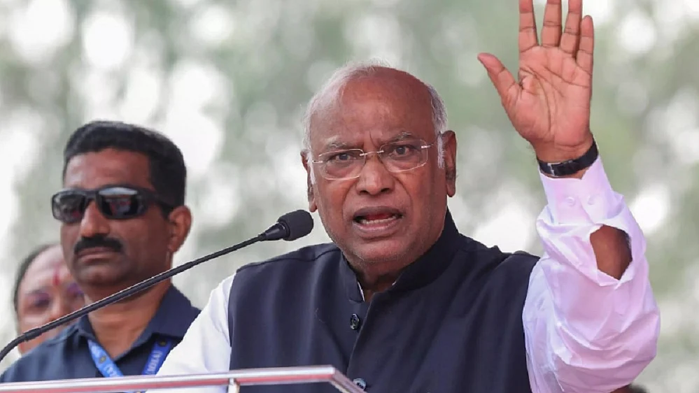 RTI से खुलासा, ‘बेटी बचाओ, बेटी पढ़ाओ’ योजना से 455 करोड़ रुपये गायब, खड़गे ने महिला सुरक्षा पर बीजेपी को घेरा
