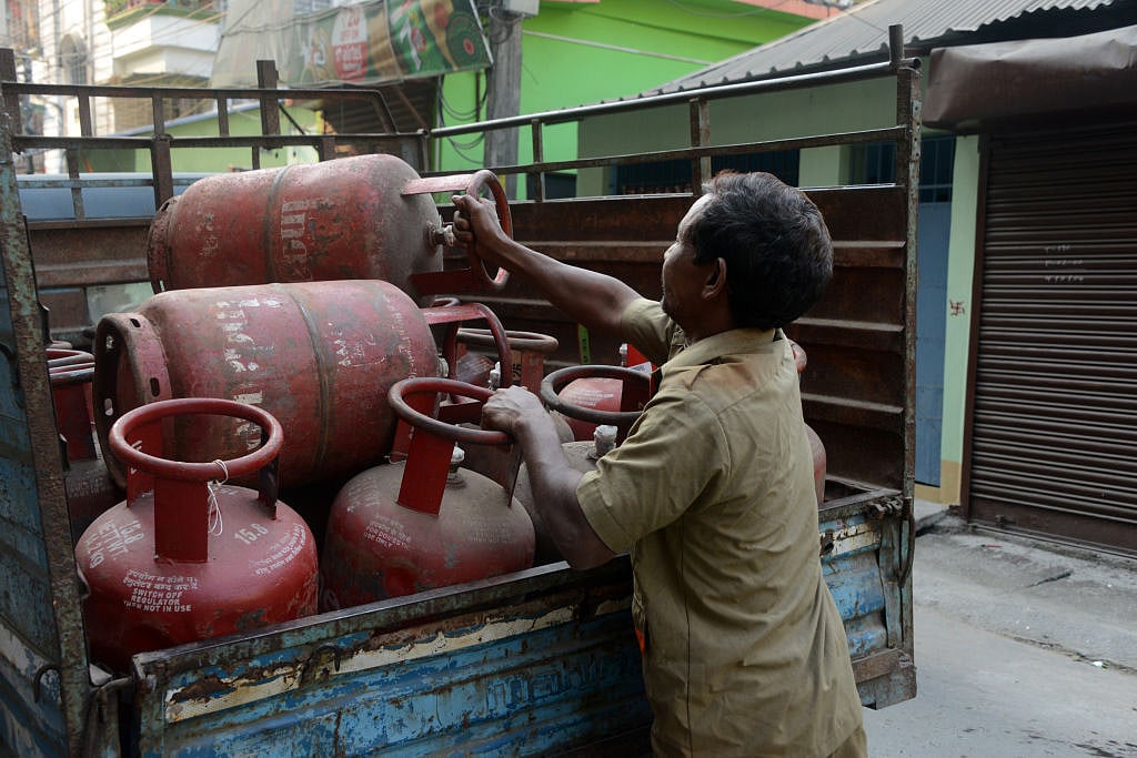मार्च की शुरूआत और होली से पहले जनता को लगा महंगाई का झटका! LPG सिलेंडर की कीमतों में इजाफा