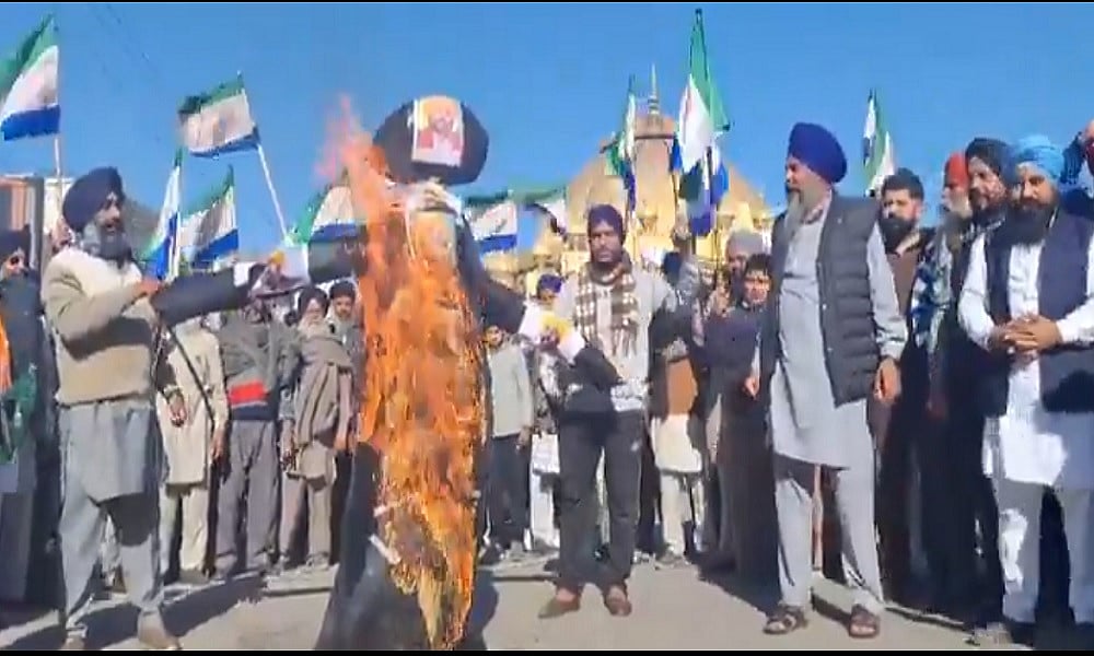 चंडीगढ़ जा रहे किसानों को जगह-जगह रोका गया, कई हिरासत में, विरोध में सीएम भगवंत मान का पुतला फूंका