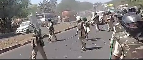 मध्य प्रदेश के झाबुआ में डीजे बंद कराने को लेकर बवाल, पुलिस पर पथराव, हाईवे पर डटे प्रदर्शनकारी 