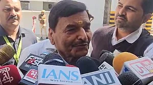 यूपी में रमजान पर लाउडस्पीकर की अनुमति न देने के फैसले को सपा ने बताया गलत, शंकराचार्य विवाद पर उठाए सवाल
