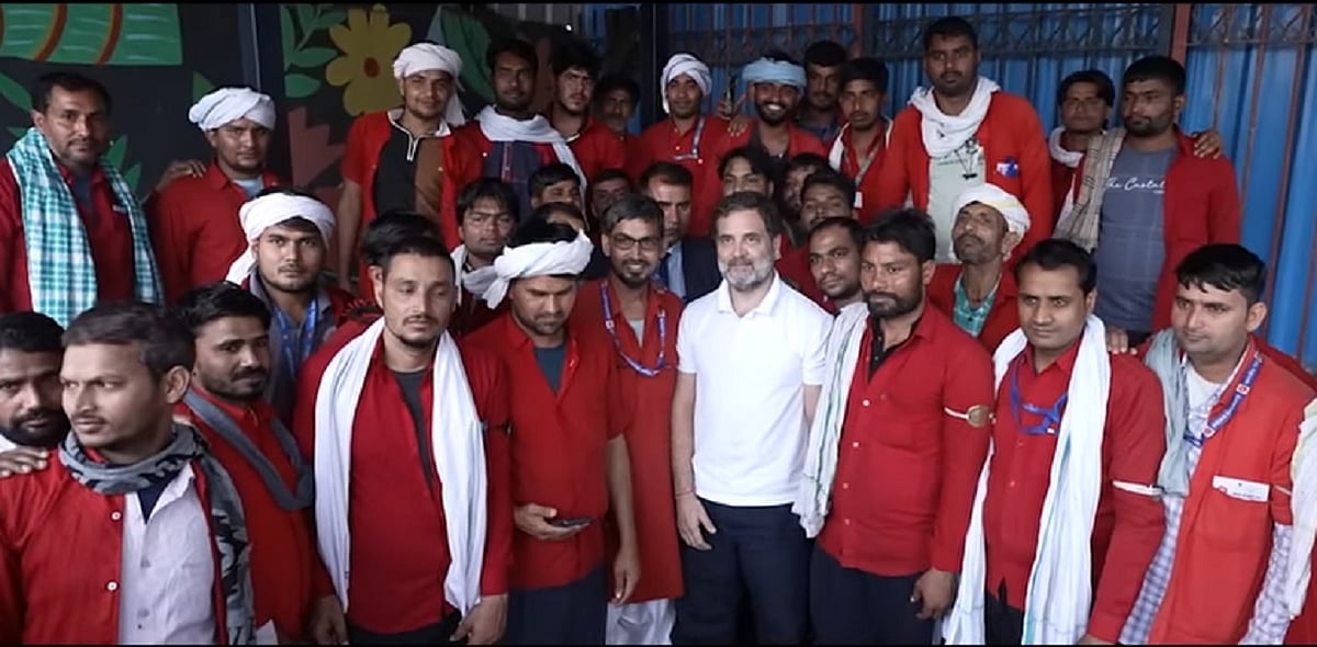 राहुल गांधी ने नई दिल्ली स्टेशन पर लोगों की जान बचाने वाले कुलियोंं से की मुलाकात, उनकी आवाज उठाने का किया वादा