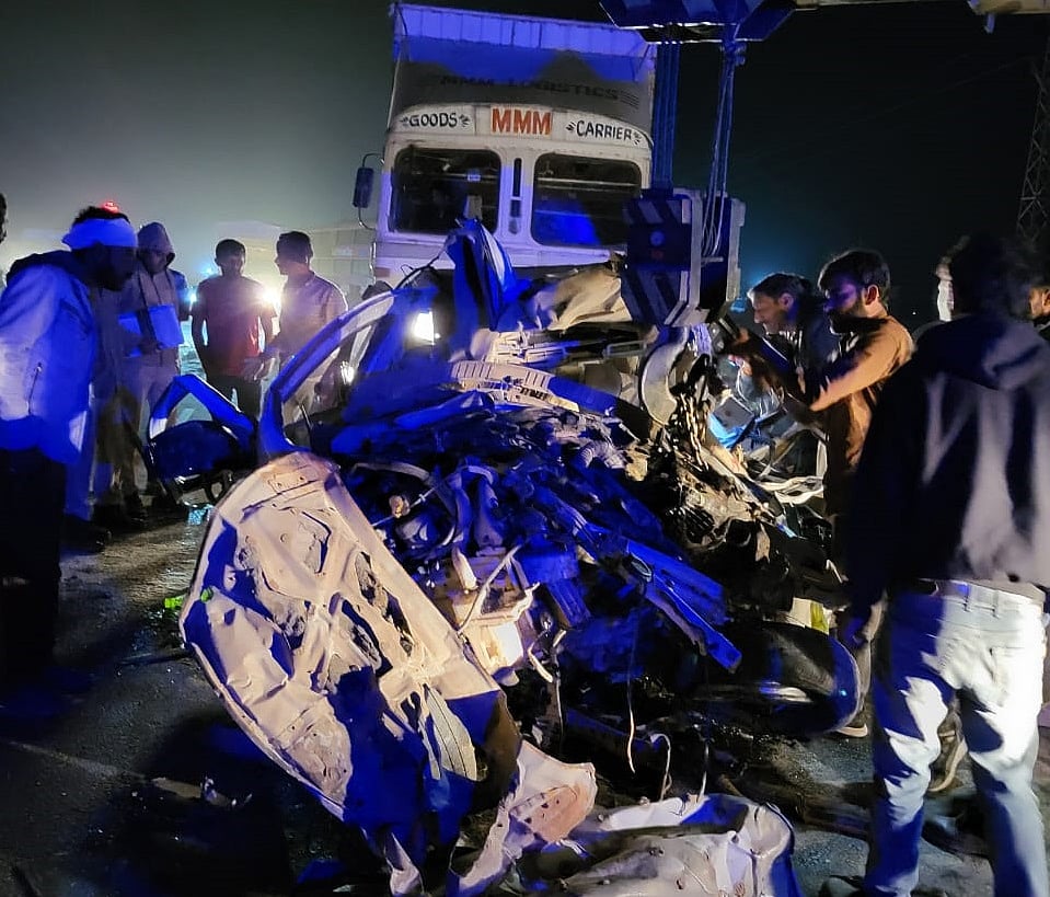 राजस्थान के सिरोही में भीषण सड़क हादसा, ट्रक से टकराई कार, 6 लोगों की मौत, एक की हालत गंभीर