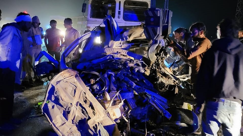राजस्थान के सिरोही में भीषण सड़क हादसा, ट्रक से टकराई कार, 6 लोगों की मौत, एक की हालत गंभीर