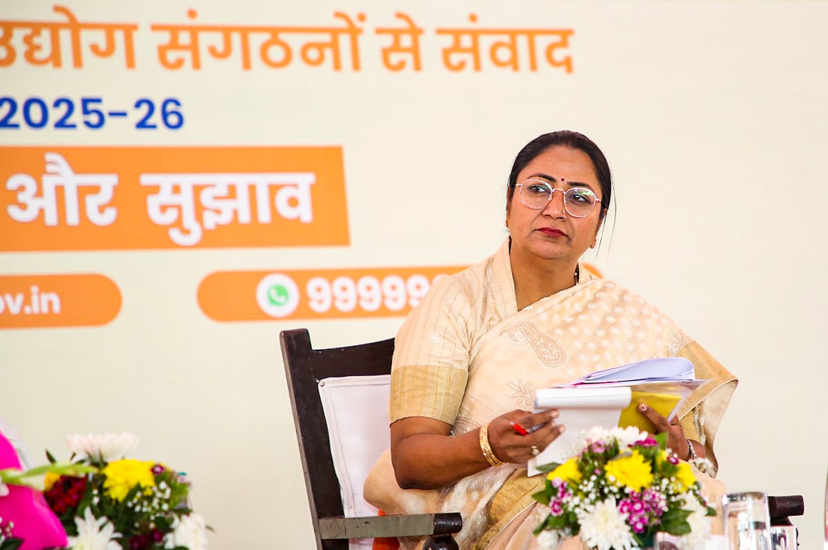 दिल्ली में किन महिलाओं को रेखा सरकार देगी हर महीने 2500 रुपये, जानें क्या लागू हुई शर्तें?