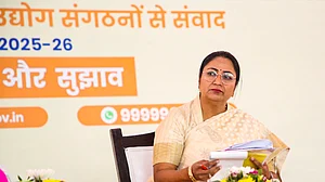 दिल्ली में किन महिलाओं को रेखा सरकार देगी हर महीने 2500 रुपये, जानें क्या लागू हुई शर्तें?
