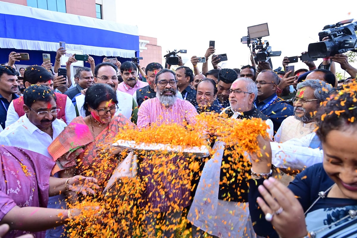 झारखंड विधानसभा परिसर में पक्ष-विपक्ष ने मिलकर खेली होली, CM सोरेन ने की फूलों की बारिश