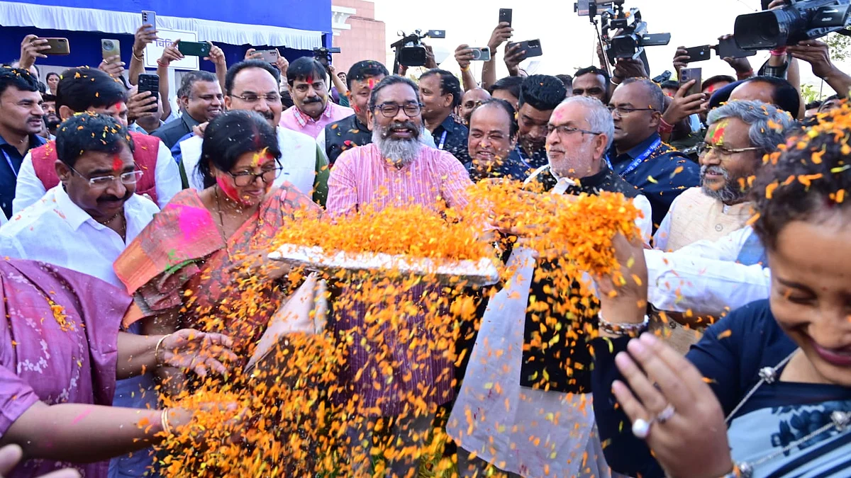 झारखंड विधानसभा परिसर में पक्ष-विपक्ष ने मिलकर खेली होली