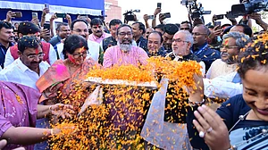 झारखंड विधानसभा परिसर में पक्ष-विपक्ष ने मिलकर खेली होली, CM सोरेन ने की फूलों की बारिश