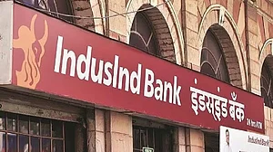 इंडसइंड बैंक के शेयर में लगा 20 प्रतिशत का लोअर सर्किट, मार्केट वैल्यू में आई 14,000 करोड़ रुपये की गिरावट