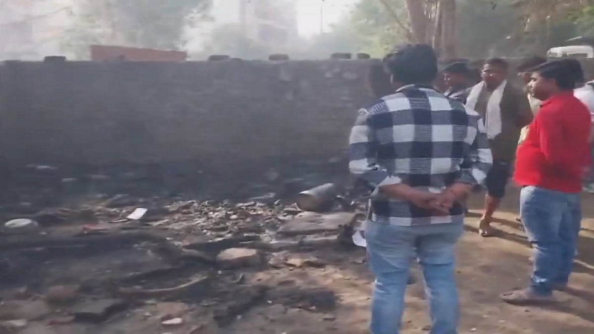 दिल्ली के आनंद विहार में बड़ा हादसा, झोपड़ी में आग लगने से 3 लोगों की जिंदा जलकर मौत