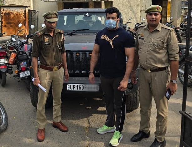  नोएडा पुलिस के गिरफ्त में थार सवार