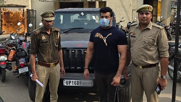 नोएडा पुलिस के गिरफ्त में थार सवार