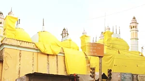 उत्तर प्रदेश के शाहजहांपुर में होली से पहले तिरपाल से ढंकी गईं मस्जिदें, जानें प्रशासन ने क्यों लिया ये फैसला?