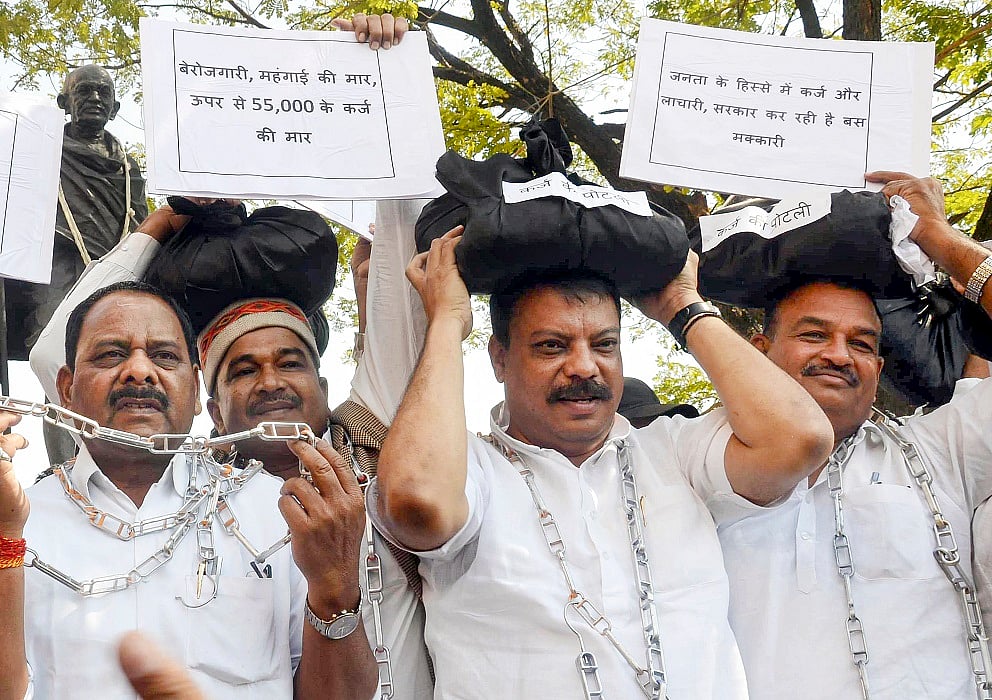 MP: कांग्रेस विधायकों ने सिर पर कर्ज की गठरी, शरीर पर बेड़ियां बांधकर किया प्रदर्शन, बजट से पहले सरकार को घेरा